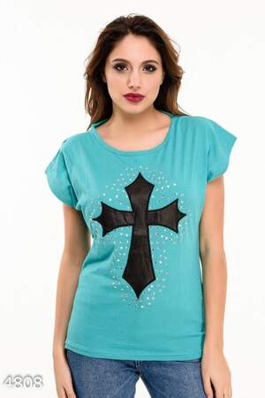 Бирюзовая футболка с черным кожаным крестом на груди