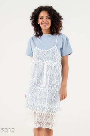 Голубое платье-футболка с верхним кружевным сарафаном