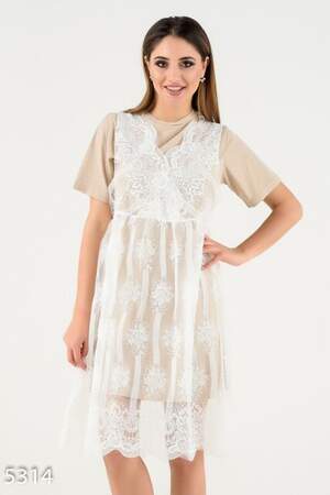 Коричневое платье-футболка с верхним кружевным платьицем