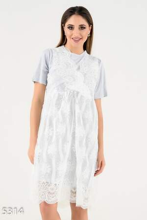 Голубое платье-футболка с верхним кружевным платьицем