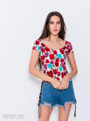 Яркая принтовананя футболка с американской проймой