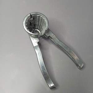 Конусный металлический орехокол 16 см