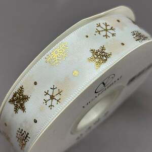 Лента атласная 2,5см с новогодним рисунком - белая снежинка с золотом Лента атласная 2,5см с новогодним рисунком - белая снежинка с золотом