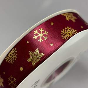 Лента атласная 2,5см с новогодним рисунком - бордо снежинка с золотом Лента атласная 2,5см с новогодним рисунком - бордо снежинка с золотом