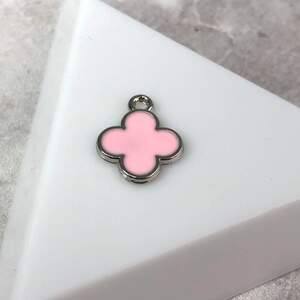 Подвеска металлическая Клевер с эмалью 12х15 мм, - розовый в серебре