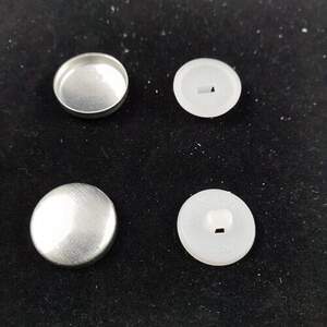 Пуговица под обтяжку на пластиковой ножке #30 - 17.7 мм Белая Пуговица под обтяжку на пластиковой ножке #30 - 17.7 мм Белая