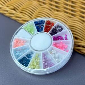 Разноцветный жемчуг в карусели для дизайна ногтей