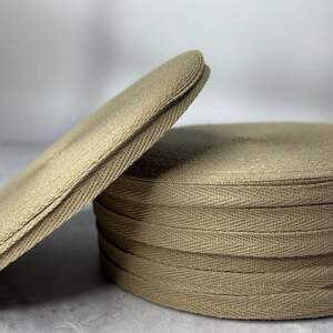 Светло-коричневая киперная лента 1 см (киперная тесьма 10мм) Светло-коричневая киперная лента 1 см (киперная тесьма 10мм)