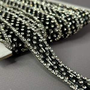 Стразовая термо-тесьма на силиконе, 15 мм - стразы кристалл с черным
