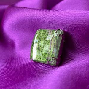 Стразы в цапах пришивные, квадрат 25 мм - салатовый