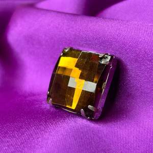 Стразы в цапах пришивные, квадрат 25 мм - янтарный