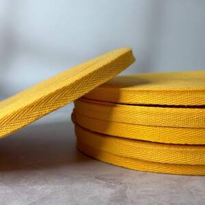 Темно-желтая киперная лента 1 см (киперная тесьма 10мм) Темно-желтая киперная лента 1 см (киперная тесьма 10мм)