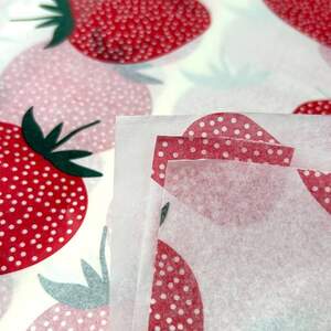 Упаковочная бумага тишью 50х70 см, 20 листов - клубничка Упаковочная бумага тишью 50х70 см, 20 листов - клубничка