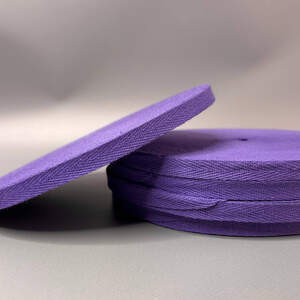 Фиолетовая киперная лента 1 см (киперная тесьма 10мм) Фиолетовая киперная лента 1 см (киперная тесьма 10мм)