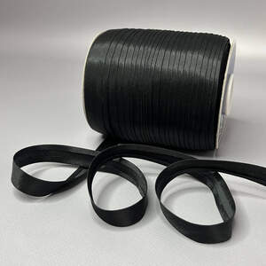 Черная атласная косая бейка