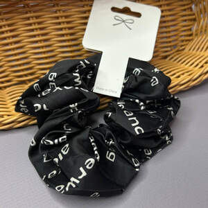 Шелковая резинка для волос - надпись черный