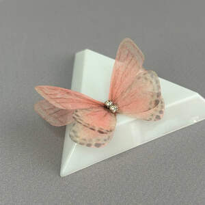 Шифоновая бабочка двухслойная со стразиком 3,5 см - персиковая Шифоновая бабочка двухслойная со стразиком 3,5 см - персиковая