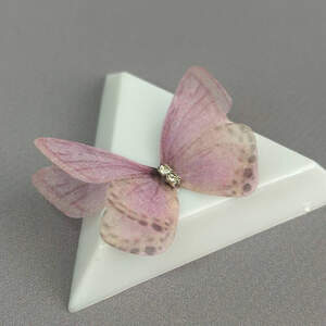 Шифоновая бабочка двухслойная со стразиком 3,5 см - сиреневая Шифоновая бабочка двухслойная со стразиком 3,5 см - сиреневая