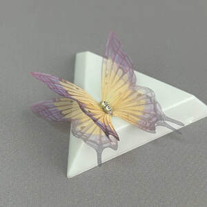 Шифоновая бабочка двухслойная со стразиком 4,5 см - сиреневая с оранжевым Шифоновая бабочка двухслойная со стразиком 4,5 см - сиреневая с оранжевым