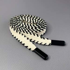 Шнурок плоский плетеный 13 мм полиэстер, 140 см - суровый с черным