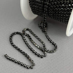 1м - Стразовая цепь SS6 (2мм), Черный кристалл в графитовой основе