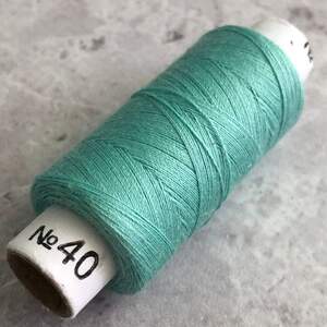 247 Нитки в катушках, швейные 100 полиэстер 40/2 (боб 200м)