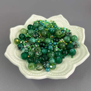 (40 гр) Бусины стеклянные Микс цветов и размеров 8 мм - изумрудный
