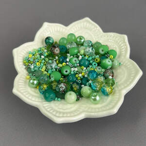 (40 гр) Бусины стеклянные Микс цветов и размеров 8 мм - малахитовый