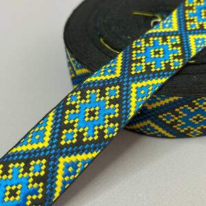3 см Тесьма национальная с орнаментом - сине-желтый ромб на черном 3 см Тесьма национальная с орнаментом - сине-желтый ромб на черном