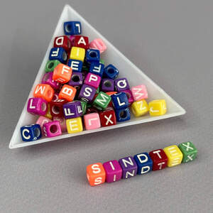 (20 г) Бусины пластиковые куб Алфавит 6 мм - Цветной микс (20 г) Бусины пластиковые куб Алфавит 6 мм - Цветной микс