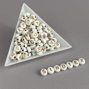 (20 г) Бусины пластиковые, круглые плоские Алфавит 7 мм - Белые с золотом (20 г) Бусины пластиковые, круглые плоские Алфавит 7 мм - Белые с золотом