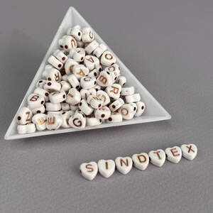 (20 г) Бусины пластиковые, сердечки Алфавит 7 мм - Белые с золотом (20 г) Бусины пластиковые, сердечки Алфавит 7 мм - Белые с золотом