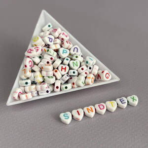 (20 г) Бусины пластиковые, сердечки Алфавит 7 мм - Белый микс