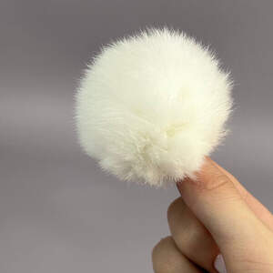 Помпоны из натурального меха кролика на нитке 5 см - белый теплый Помпоны из натурального меха кролика на нитке 5 см - белый теплый