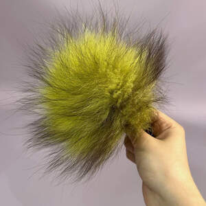 Помпоны из натурального меха лисы окрашенный 12 см - лайм Помпоны из натурального меха лисы окрашенный 12 см - лайм
