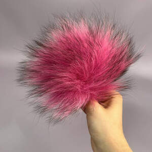 Помпоны из натурального меха лисы окрашенный 12 см - малиновый Помпоны из натурального меха лисы окрашенный 12 см - малиновый