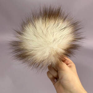 Помпоны из натурального меха лисы окрашенный 12 см - молочный Помпоны из натурального меха лисы окрашенный 12 см - молочный