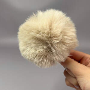 Помпоны из эко-меха окрашенный 9 см - бежевый светлый Помпоны из эко-меха окрашенный 9 см - бежевый светлый