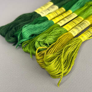 (8 шт по 8м) Набор мулине (нитки для вышивания) - зеленый микс