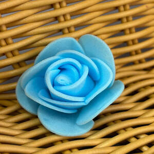 Роза латексная (фоамиран), бутон 3 см - голубой Роза латексная (фоамиран), бутон 3 см - голубой