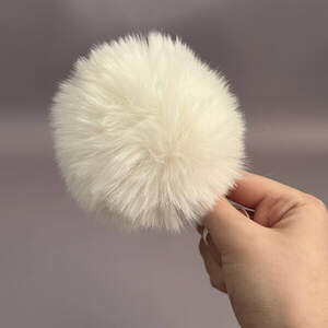 Помпоны из эко-меха окрашенный 9 см - белый Помпоны из эко-меха окрашенный 9 см - белый
