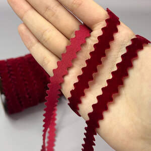 Бархатная лента зиг-заг 1см - вишневый (#95) Бархатная лента зиг-заг 1см - вишневый (#95)