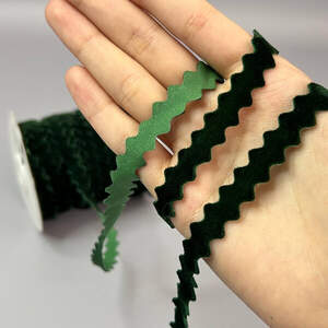 Бархатная лента зиг-заг 1см - зеленый темный (#93) Бархатная лента зиг-заг 1см - зеленый темный (#93)