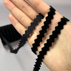 Бархатная лента зиг-заг 1см - черный (#03) Бархатная лента зиг-заг 1см - черный (#03)