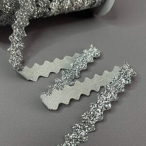 Бархатная лента зиг-заг с люрексом 1см - серебро (#11) Бархатная лента зиг-заг с люрексом 1см - серебро (#11)