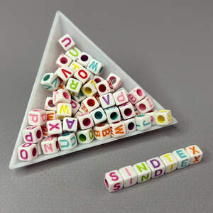 (20 г) Бусины пластиковые куб Алфавит 6 мм - Белый микс