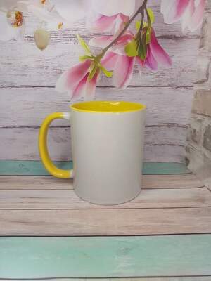 Чашка з жовтою ручкою і серединкою + індивідуальний принт у вартості