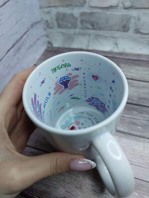 Біла чашка з написом всередині 