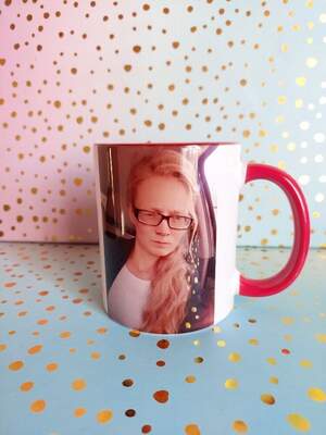 Чашка з фото та написом «Лесюня не подарунок, Лесюня — сюрприз» — іменний подарунок Чашка з фото та написом «Лесюня не подарунок, Лесюня — сюрприз» — іменний подарунок