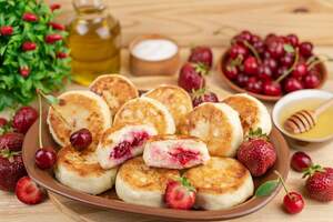 Сирники Фруктові (вишня, полуниця)